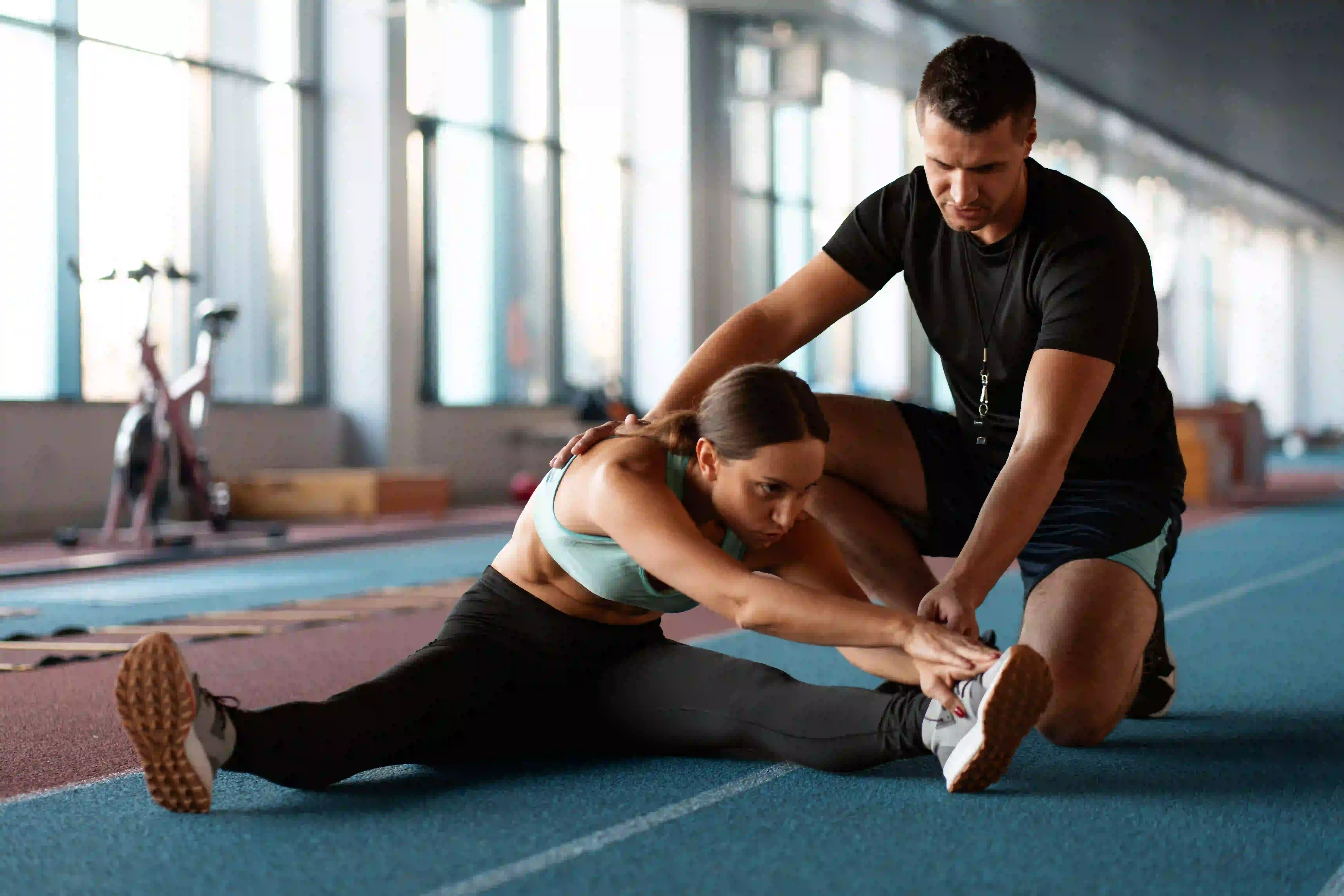 Personas entrenando en gimnasio, fondo difuminado